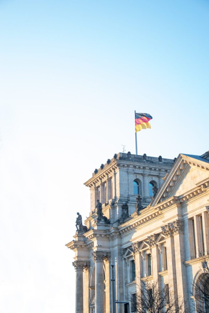 Rigsdagen i Berlin med tysk flag